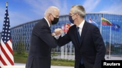 Tổng thống Hoa Kỳ Joe Biden và Tổng thư ký NATO Jens Stoltenberg chào nhau tại thượng đỉnh NATO ở Brussels, Bỉ, vào ngày 14/6/2021.