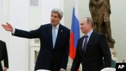 Tổng thống Nga Vladimir Putin và Ngoại trưởng Mỹ John Kerry trong cuộc họp tại điện Kremlin ở Moscow, ngày 15/12/2015.