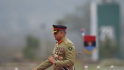 وزیر اعظم پاکستان نے گزشتہ سال آرمی چیف قمر جاوید باجوہ کو تین سال کی توسیع دی تھی۔ (فائل فوٹو)