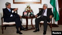 Ngoại trưởng John Kerry (trái) hội đàm với Tổng thống Palestine Mahmoud Abbas tại thành phố Ramahllah ở Bờ Tây, 7/4/13