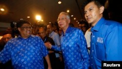 Thủ tướng Malaysia Najib Razak (giữa) đến trụ sở đảng ở Kuala Lumpur, 5/5/13