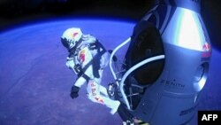 Felix Baumgartner nhảy ra khỏi con tàu ở độ cao hơn 38 kilomet trên bầu trời tiểu bang New Mexico