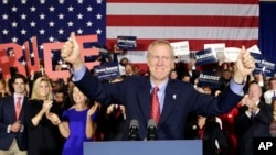 Ứng cử viên Bruce Rauner thuộc đảng Cộng hòa ăn mừng chiến thắng trước ứng cử viên thống đốc thuộc đảng Dân chủ Pat Quinn, ở Chicago, Illinois, ngày 4/11/2014.