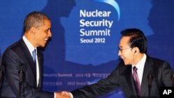 Tổng thống Obama, trái, bắt tay Tổng thống Lee Myung-bak trong 1 cuộc họp báo chung sau cuộc họp ở Seoul, Hàn Quốc, Chủ Nhật, 25/3/2012