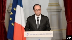 Tổng thống Pháp Francois Hollande phát biểu tại Điện Elysee sau một loạt các cuộc tấn công phối hợp trong và xung quanh Paris, Thứ Bảy 14/11/2015.