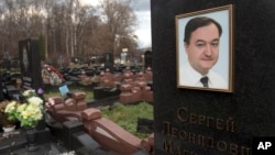 Tấm bia trên mộ của luật sư Sergei Magnitsky tại một nghĩa trang ở Moscow. Ông Magnitsky qua đời trong nhà tù vào năm 2009 ở tuổi 37, sau khi bị giam cầm gần một năm.