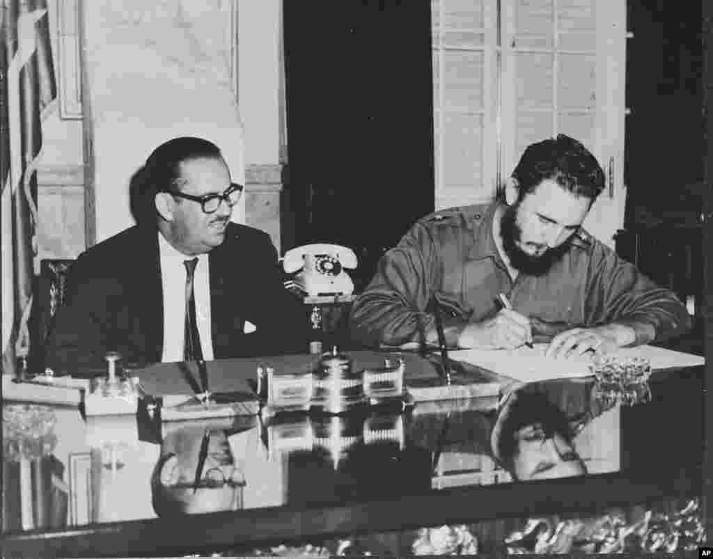 Thủ tướng Cuba Fidel Castro ký nghị định quốc hữu hóa những ngân hàng do người Mỹ sở hữu ở Cuba, ngày 17 tháng 9 năm 1960. &nbsp;