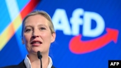 23 Şubat 2025 - Almanya'nın aşırı sağcı Almanya için Alternatif (AfD) partisinin eş lideri ve partisinin başbakan adayı Alice Weidel, Almanya genel seçimlerinde ilk sandık çıkış anketlerinin ardından Berlin'de konuştu.