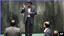 Tổng thống Iran Mahmoud Ahmadinejad ra điều trần trước Quốc hội Iran. Ðây là lần đầu tiên các nhà lập pháp Iran triệu tập một vị tổng thống để điều trần về các chính sách của mình
