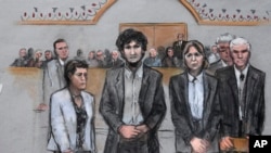 Bị can Dzhokhar Tsarnaev đứng cùng luật sư bào chữa tại tòa án liên bang Moakley ở Boston.