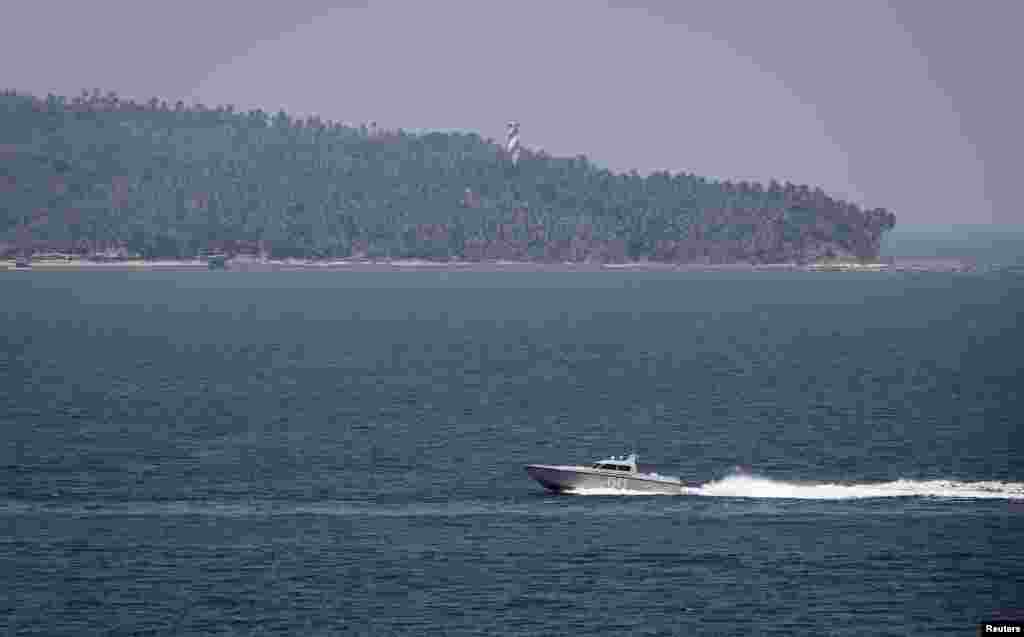 Hải quân Ấn Độ tuần tra vùng biển Andaman gần Port Blair, thủ phủ của quần đảo Andaman và Nicobar, ngày 16/3/2014.