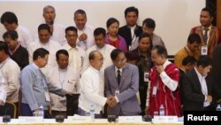 Tổng thống Myanmar Thein Sein (hàng trước, thứ ba từ trái) tại buổi ký kết một dự thảo thỏa thuận ngừng bắn trên toàn quốc tại Trung tâm Hòa bình Myanmar ở Yangon, ngày 31/3/2015.