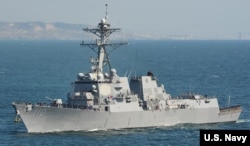 Tàu khu trục có trang bị tên lửa dẫn đường USS William P. Lawrence. Tàu USS William P. Lawrence đã đi bên trong vùng 12 hải lý quanh Đá Chữ Thập hiện bị Trung Quốc chiếm đóng để "thách thức những tuyên bố chủ quyền biển thái quá của một số bên tranh chấp ở Biển Đông", ngày 10/5/2016.