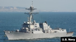 Tàu khu trục có tên lửa dẫn đường USS William P. Lawrence (DDG 110) của Mỹ đi qua cảng San Diego. Tàu chiến này của Mỹ cũng vừa đi qua Eo biển Đài Loan để thể hiện cam kết của Mỹ ở khu vực Thái Bình Dương.