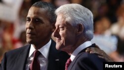 Tổng thống Hoa Kỳ Barack Obama cùng lên bục diễn đàn với Cựu Tổng thống Bill Clinton tại Ðại hội đảng Dân chủ ở Charlotte, North Carolina, ngày 5/9/2012