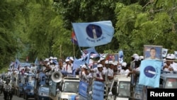 Ủng hộ viên của đảng đối lập Sam Rainsy (SRP) tham gia trong tranh cử ở Phnom Penh, ngày 1/6/2012