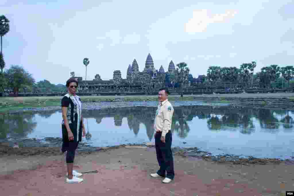 Bà Michelle Obama và hướng dẫn viên tại Đền Angkor Wat.