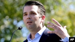 Donald Trump Jr. con trai trưởng của ông Trump vận động cho Cha tại Gilbert, Arizona, ngày 4/11/2016. 