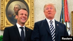 TT Donald Trump và TT Pháp Emmanuel Macron nói chuyện với truyền thông trước khi thảo luận vớ nhau trong Phòng Bầu Dục, Tòa Bạch Ốc hôm 24/4/2018. (AP Photo/Pablo Martinez Monsivais)