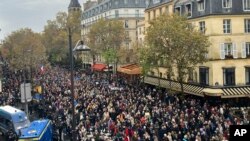 Fransa’nın başkenti Paris başta olmak üzere çeşitli kentlerde antisemitizme karşı büyük bir sivil yürüyüş düzenlendi. Paris’teki yürüyüşe bazı Fransız siyasetçiler de katıldı, 12 Kasım 2023. 