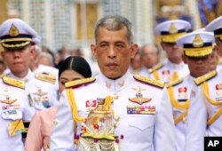 Quốc vương Thái Lan Maha Vajiralongkorn, giữa