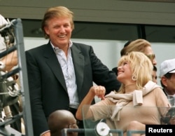 Tư liệu - Donald Trump và vợ cũ Ivana Trump trong một bức hình chụp vào năm 1997