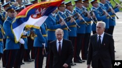 Tổng thống Serbia Tomislav Nikolic (phải) và Tổng thống Nga Vladimir Putin duyệt hàng quân danh dự trong buổi lễ tiếp đoán ông Putin. 16/10/14