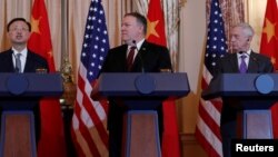 Ngoại trưởng Hoa Kỳ Mike Pompeo và Bộ trưởng Quốc phòng Jim Mattis nhìn đối tác từ Bắc Kinh, Ủy viên Quốc vụ Dương Khiết Trì.