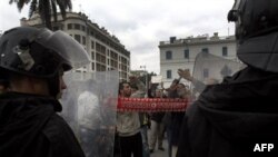 Chính phủ Tunisia tìm cách vãn hồi trật tự sau cuộc nổi dậy lật đổ tổng thống Zine El Abidine Ben Ali cách nay hơn 3 tuần