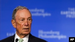 1964 yılında Johns Hopkins Üniversitesi'nden elektrik mühendisliği dalında lisans derecesi alan Michael Bloomberg, 2018'de de tıp fakültesi için bir milyar doların üzerinde bağış yapmıştı. 