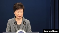 Tổng thống Hàn Quốc Park Geun-hye phát biểu trên truyền hình trực tiếp tại Seoul, Hàn Quốc, 29/11/2016.