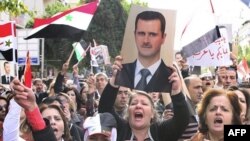 Người biểu tình ủng hộ Tổng thống Syria hô khẩu hiệu chống Liên đoàn Ả Rập tại Damascus, Syria, ngày 13 tháng 11, 2011