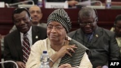 Mặc dù vừa được trao giải Nobel Hòa bình Tổng thống Sirleaf đang phải đối mặt với một cuộc tranh đua gay go để có thể tái đắc cử