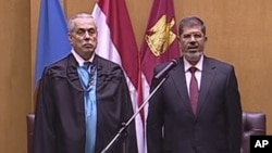 Ông Mohammed Morsi (phải) tuyên thệ nhậm chức tổng thống Ai Cập tại, ngày 30 tháng 6, 2012.