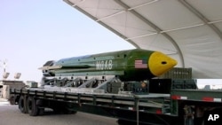 Quả bom GBU-43/B Massive Ordnance Air Blast Bomb, mệnh danh "Mother of all bombs." (Hình: Eglin Air Force Base via AP)