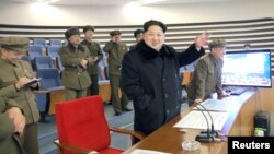 Lãnh tụ Bắc Triều Tiên Kim Jong Un và các giới chức ăn mừng vụ phóng hỏa tiễn tại Bình Nhưỡng, ngày 7/2/2016.