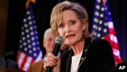 Bà Cindy Hyde Smith ăn mừng chiến thắng của bà trong bầu cử, đánh bại đối thủ Mike Espy thuộc Đảng Dân Chủ. Ảnh chụp ngày 27/11/2018. (AP Photo/Rogelio V. Solis)