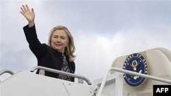 Ngoại trưởng Mỹ Hillary Clinton lên máy bay đi thăm châu Á, Thứ Hai, 28/11/2011