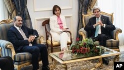 Lãnh tụ đối lập Syria Ahmad al-Jarba (trái) và Ngoại trưởng Mỹ John Kerry tại Jeddah, 27/6/2014.