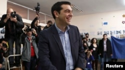 Ông Alexis Tsipras, lãnh tụ đảng Syriza, đi bỏ phiếu tại Athens, ngày 25/1/2015.