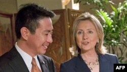 Ngoại trưởng Mỹ Hillary Clinton, phải, hội đàm với Bộ trưởng Ngoại giao Nhật Bản Seiji Maehara ở Honolulu, Hawaii, ngày 27 tháng 10, năm 2010