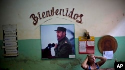 Ảnh Fidel Castro với hàng chữ 'Chào mừng' trên tường một cửa hàng ở Havana, Cuba.