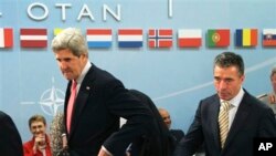 Ngoại trưởng Mỹ John Kerry và Tổng thư ký NATO Anders Fogh Rasmussen trong cuộc họp tại trụ sở NATO ở Brussels, ngày 23/4/2013.