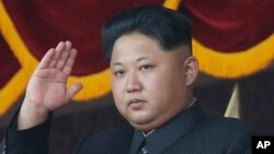 Lãnh tụ Bắc Triều Tiên Kim Jong Un xem một cuộc diễu hành quân sự ở Bình Nhưỡng.