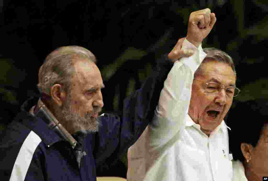 Trong bức hình đề ngày 19 tháng 4 năm 2011, ông Fidel Castro cầm tay người em trai, Chủ tịch Raul Castro, giơ lên khi họ hát Quốc tế Ca trong Đại hội Đảng Cộng sản lần thứ 6 ở Havana, Cuba.