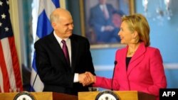 Thủ tướng Hy Lạp George Papandreou (trái) và Ngoại trưởng Hoa Kỳ Hillary Clinton