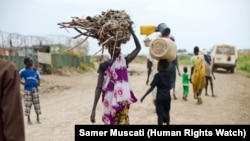 Phúc trình của HRW cho biết nhiều phụ nữ Nam Sudan bị các chiến binh Bul Nuer đánh đập, đe dọa giết và bắt cóc.