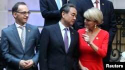 Ngoại trưởng Úc Julie Bishop nói chuyện với Ngoại trưởng Trung Quốc Vương Nghị, bên cạnh là Ngoại trưởng Đức Heiko Maas tại hội nghị các ngoại trưởng G20 ở Buenos Aires, Argentina, ngày 21/5/2018. 