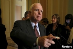 Thượng Nghị sĩ đảng Cộng hòa John McCain chỉ trích chính phủ của Tổng thống Obama là đã trì hoãn, không tiếp tục các hoạt động tuần tra trong khu vực 12 hải lý quanh các đảo nhân tạo mà Trung Quốc xây ở Biển Đông.