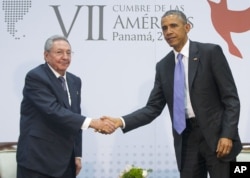 Tổng thống Barack Obama và Chủ tịch Cuba Raul Castro gặp gỡ bên lề Hội nghị châu Mỹ ở Thành phố Panama, 11/4/2015.